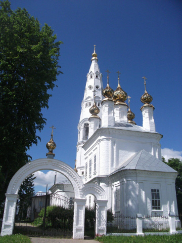 Церковь Михаила Архангела (1819г); ансамбль центра села (1811г.)..